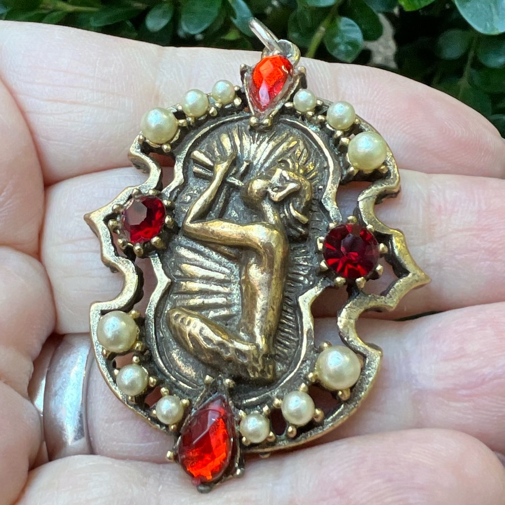 VINTAGE LARGE PENDANT BY CORO CHERUB ANGEL PLAYING FLUTE RED RHINESTONES PEARLS - Picture 15 of 16